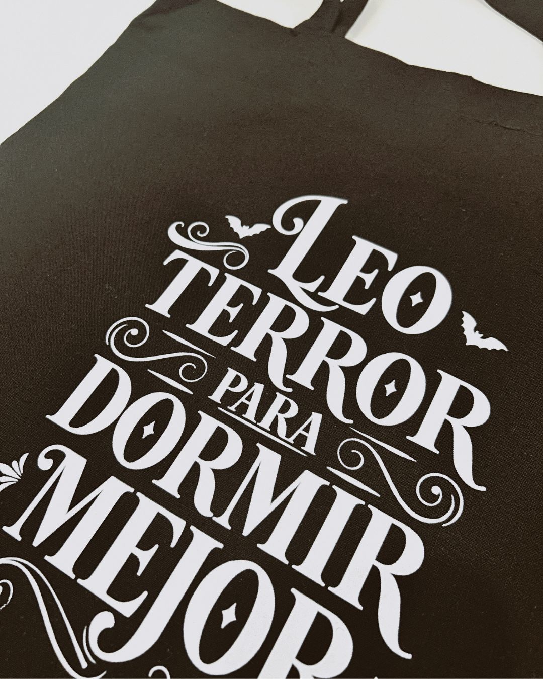 Totebag "Leo terror para dormir mejor" murciélago - Imagen 3